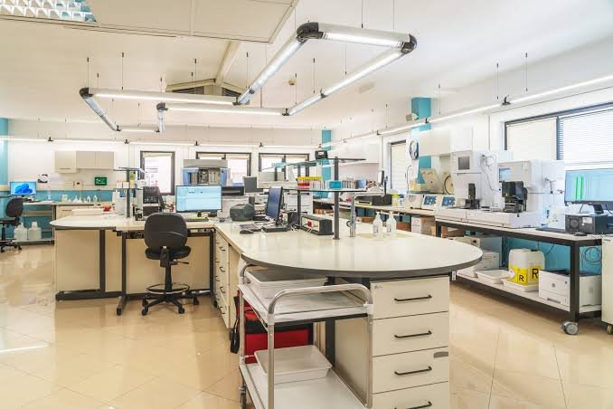 Laboratorio di analisi con banconi e apparecchiature