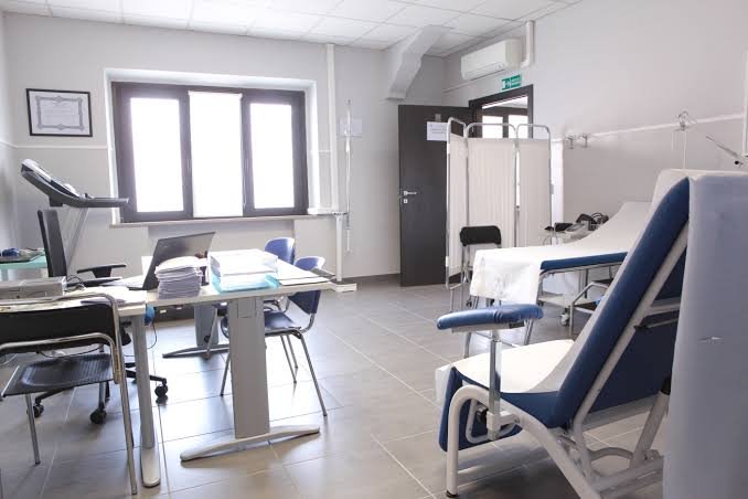 Studio medico con scrivania e lettino per le visite