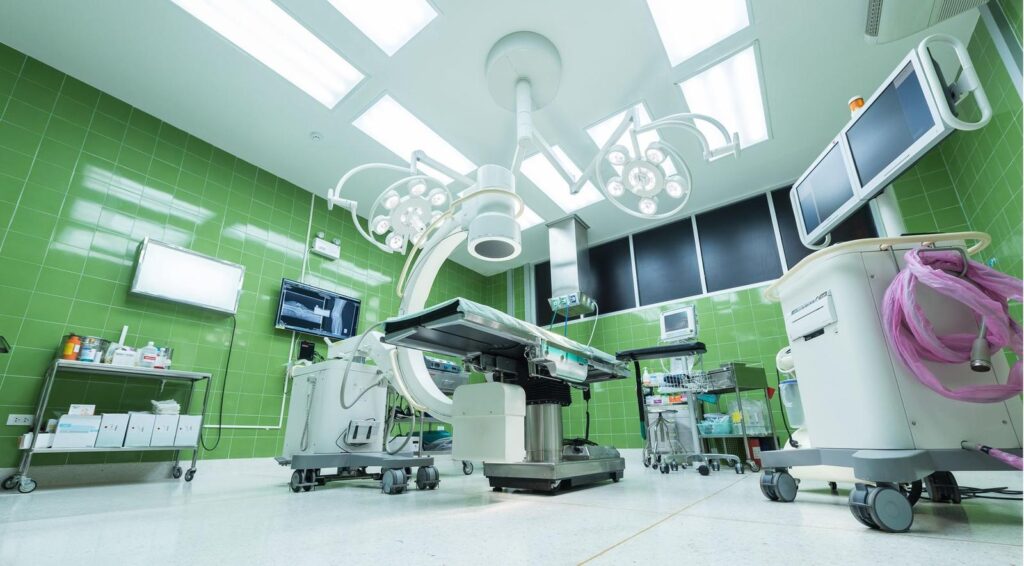 Sala operatoria con tavolo operatorio e apparecchiature