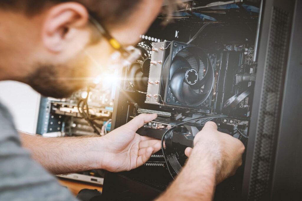 Tecnico durante l'assistenza informatica su un PC