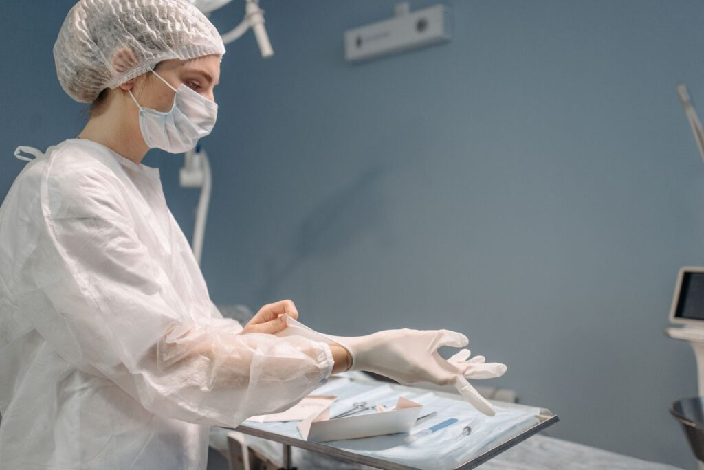 Operatrice che prepara gli strumenti per la sterilizzazione