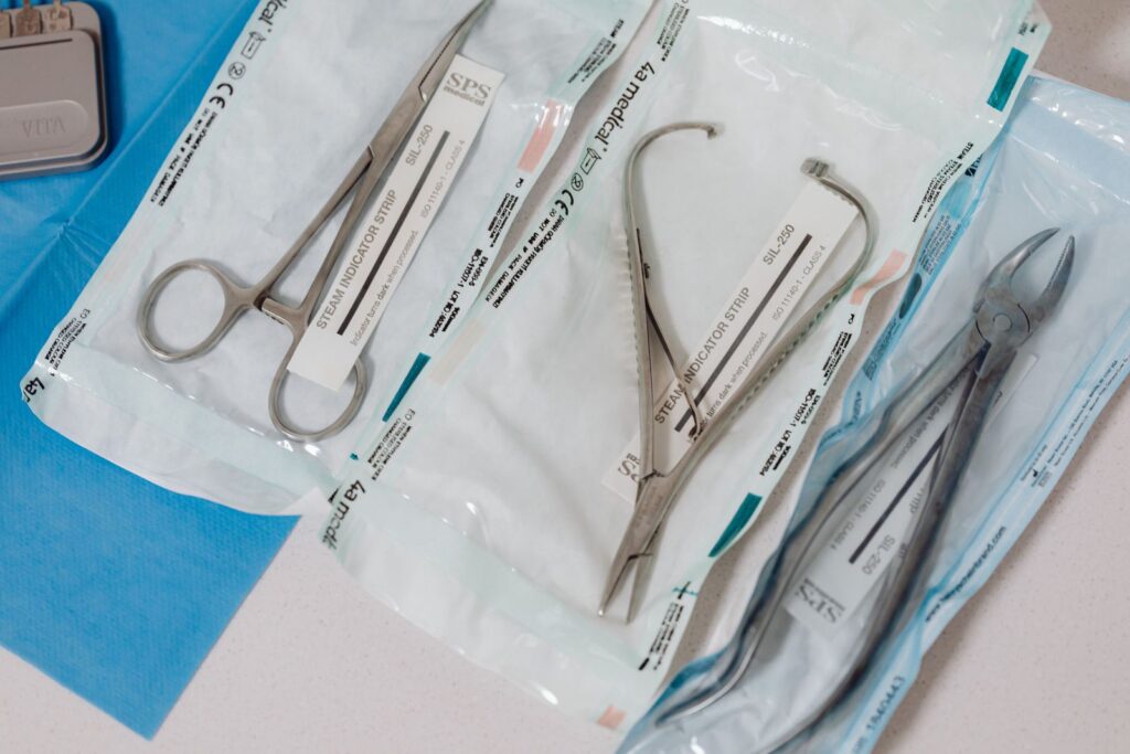 Strumenti chirurgici sterilizzati nelle buste sigillate